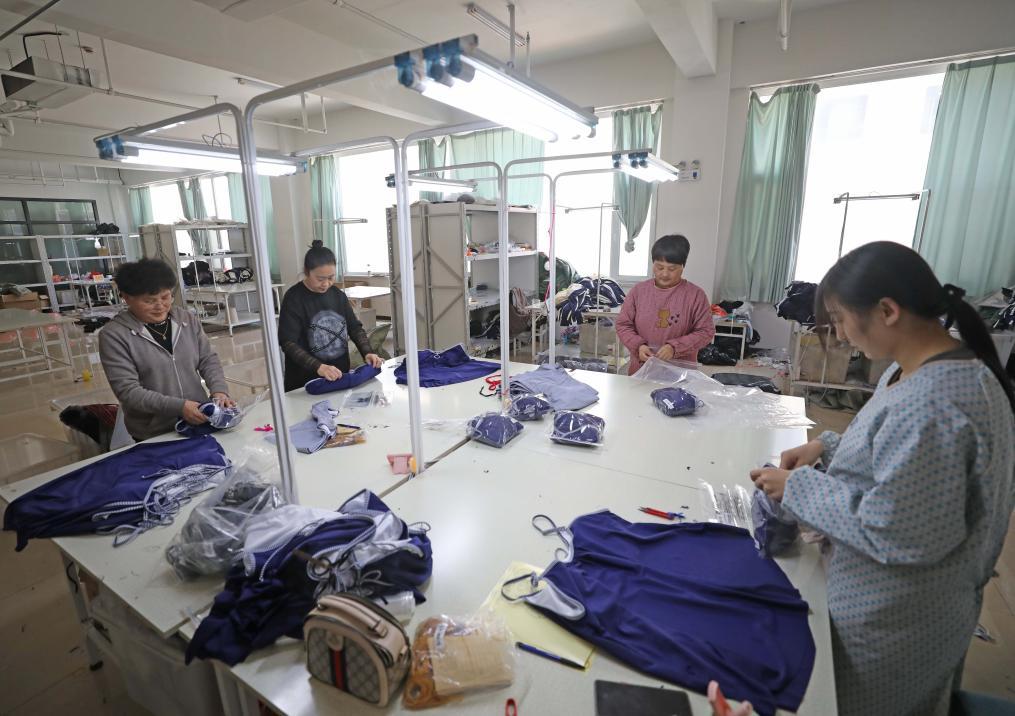 小城一尺布“裁”出百亿元大产业凯时尊龙最新网站给全球做泳装的(图2)