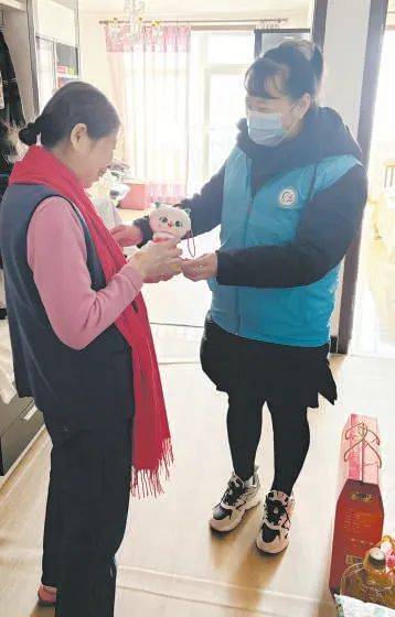 窗帘”约定……上门照料让独居老人不孤单！凯时尊龙节日守护、日常暖心、居家服务、“(图3)