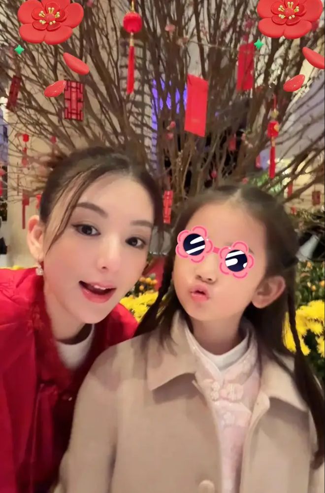衣喜庆又美艳俩女儿一个比一个可爱！尊龙凯时网郭富城晒全家福！方媛穿红(图2)