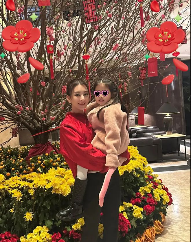 衣喜庆又美艳俩女儿一个比一个可爱！尊龙凯时网郭富城晒全家福！方媛穿红(图4)