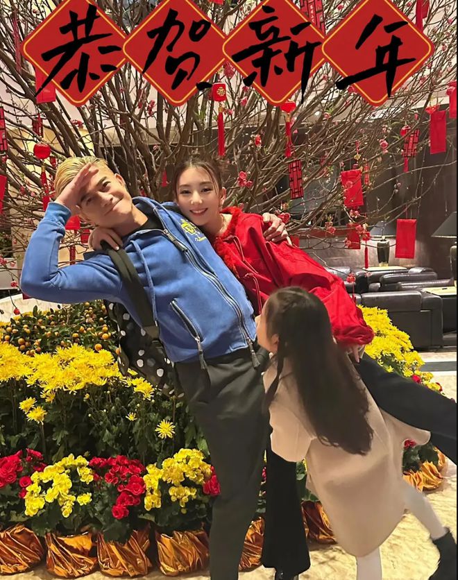 衣喜庆又美艳俩女儿一个比一个可爱！尊龙凯时网郭富城晒全家福！方媛穿红(图3)